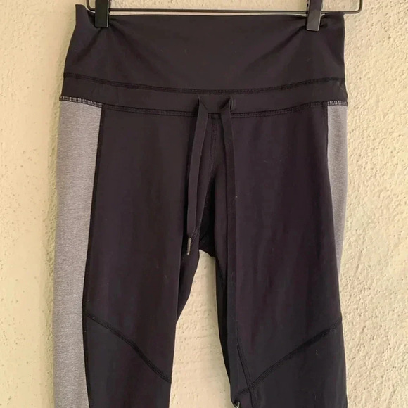 Lululemon Retreat 7/8 Pant Black / Heathered Slate Size 8 - Picture 3 of 7